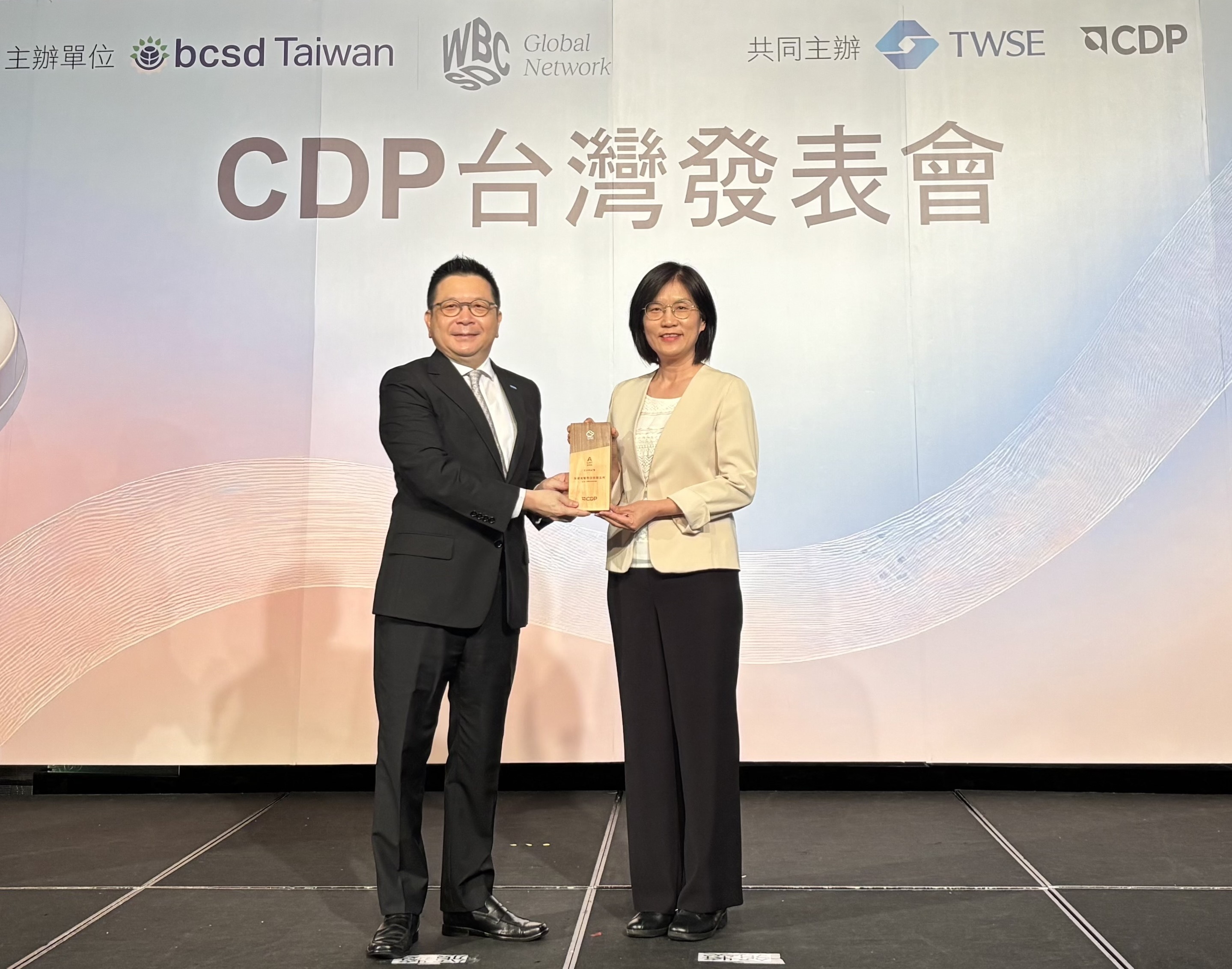 友達永續成果再獲國際評比肯定，獲頒CDP氣候與水資源雙項領導力評級。今由臺灣證券交易所董事長林修銘（左）頒獎，友達光電永續長古秀華（右）代表受獎