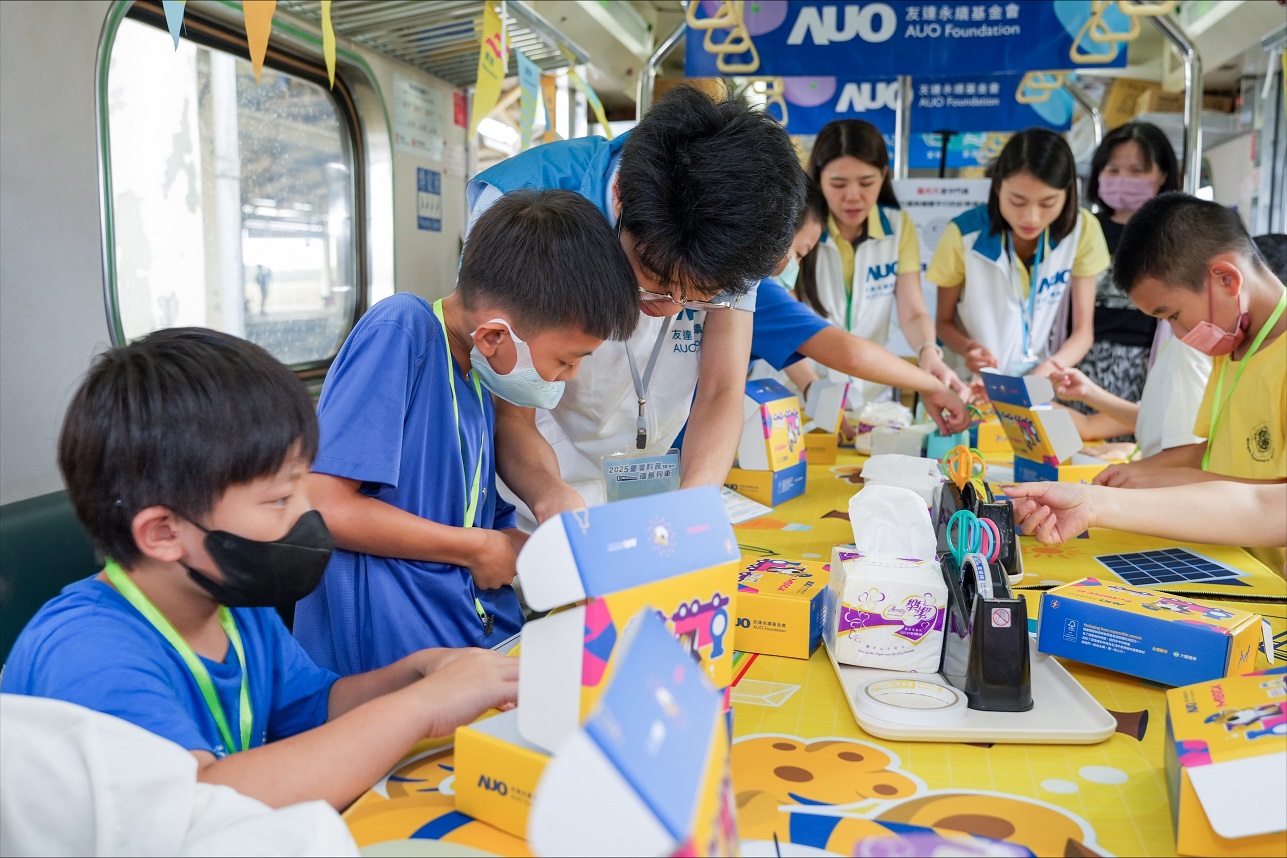 今年友達設計「光電、再生能源、水資源」三大課程主題，攜手供應鏈夥伴默克及大豐環保，以循環經濟理念開發創意教材