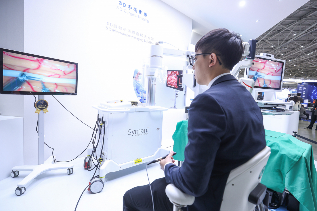 達擎推出「3D顯微手術影像解決方案」，將3D影像技術從腹腔內視鏡手術延伸至神經、血管、淋巴等高難度顯微手術，提供超清晰立體視野，協助醫療團隊在複雜手術中完成精準細膩操作。