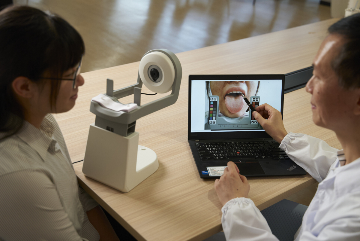 友達耘康的「舌象辨識軟體」則運用AI與大數據技術，可快速辨識舌色、舌形、苔色、苔質等特徵，顯著提升舌象辨識效率，優化檢測流程。