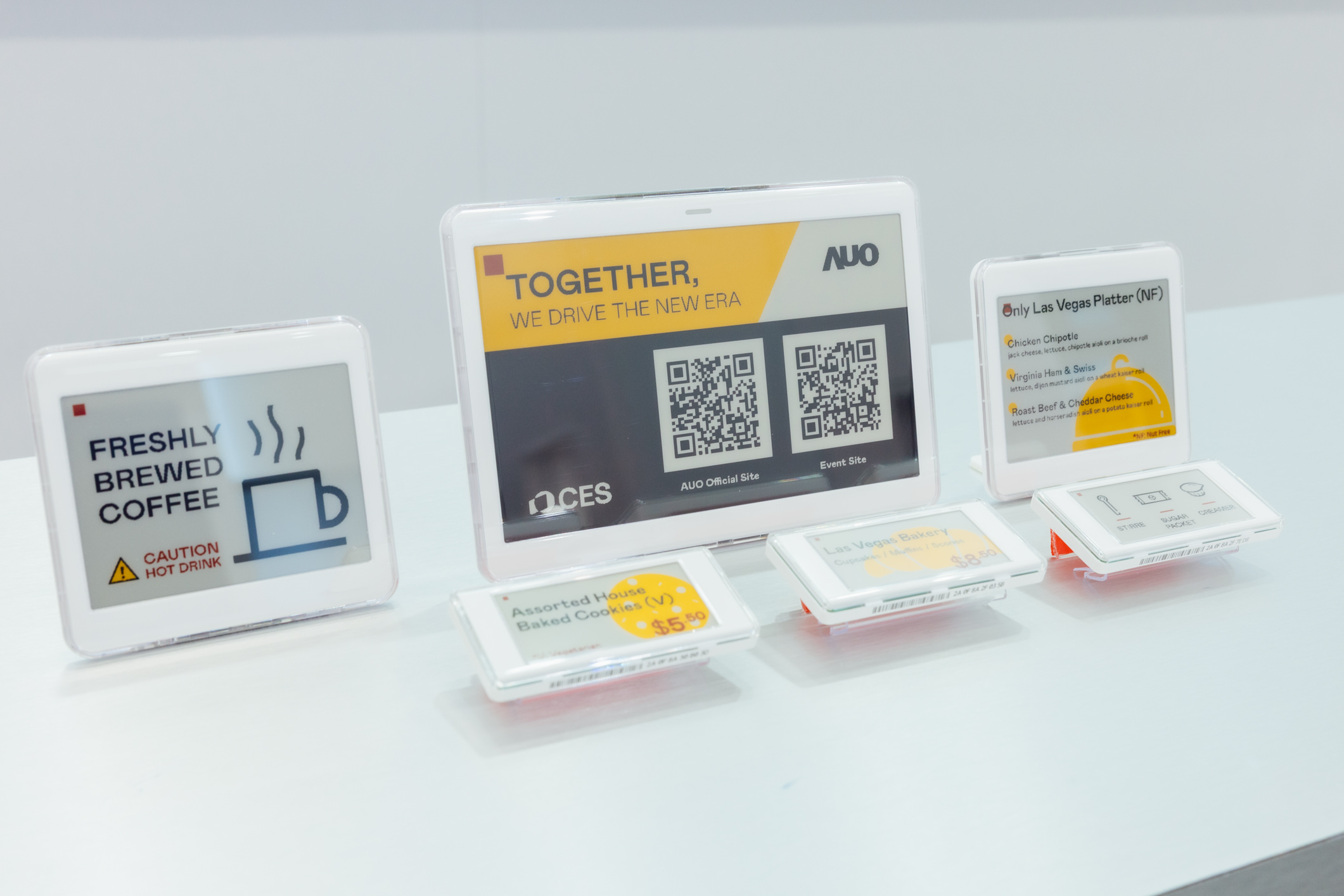 達擎開發的低功耗、全彩的aecoPost電子紙解決方案，僅在更新畫面時需要微量的電力驅動，無需佈建電線的便捷設計，使其可靈活應用、彈性選擇置放處；可搭配aecoTag電子貨架標籤解決方案，驅動商店內所有數位看板和電子貨架標籤，以遠端控制實現動態變價，提升門市人員作業效率，並以無紙化落實永續經營目標。