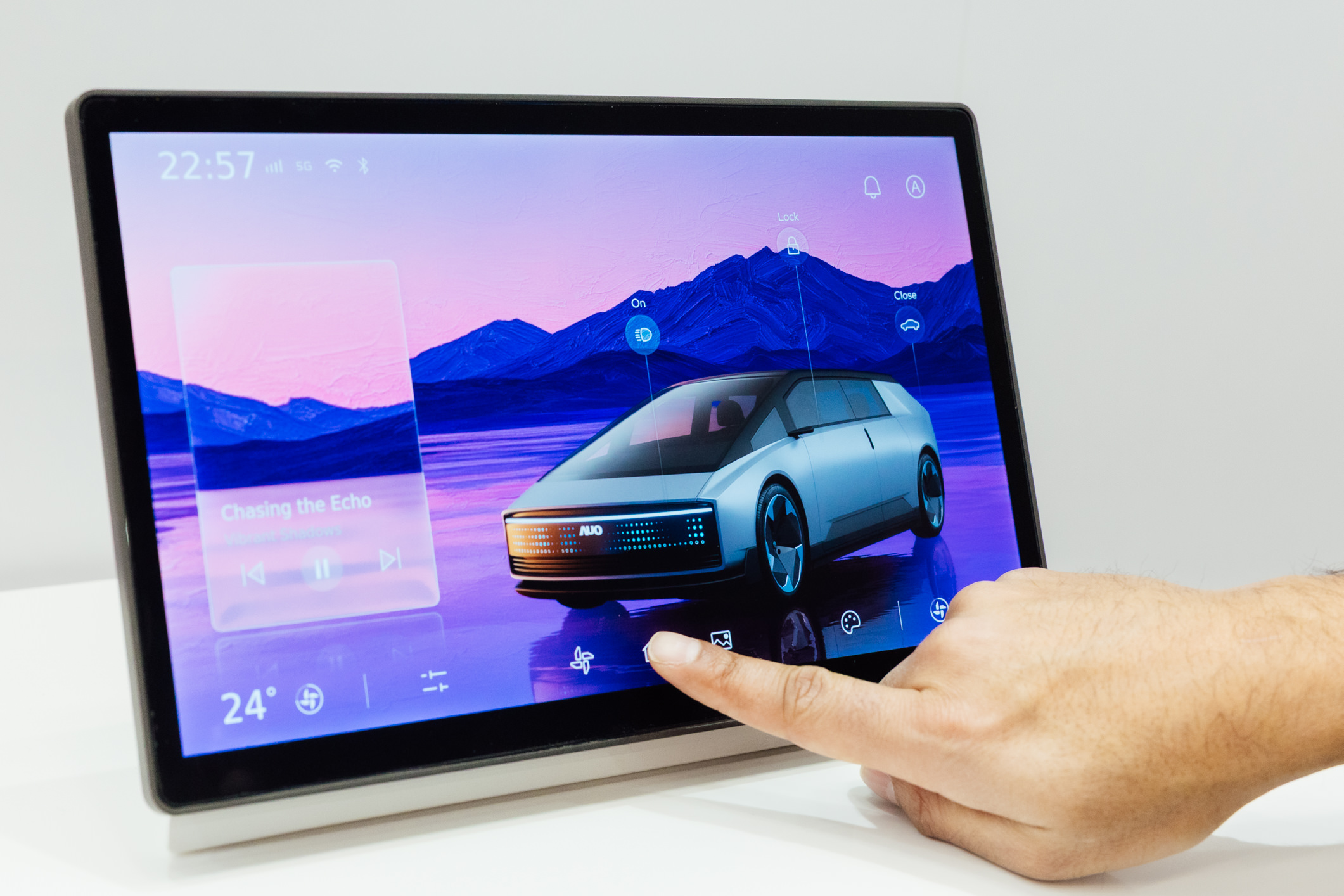 將先進抗反光技術導入於CID中控台呈現全時可視效果，並支援與座艙環境完美融合，帶來清晰且不干擾的駕駛與座艙操作體驗，兼容座艙質感與行車安全。