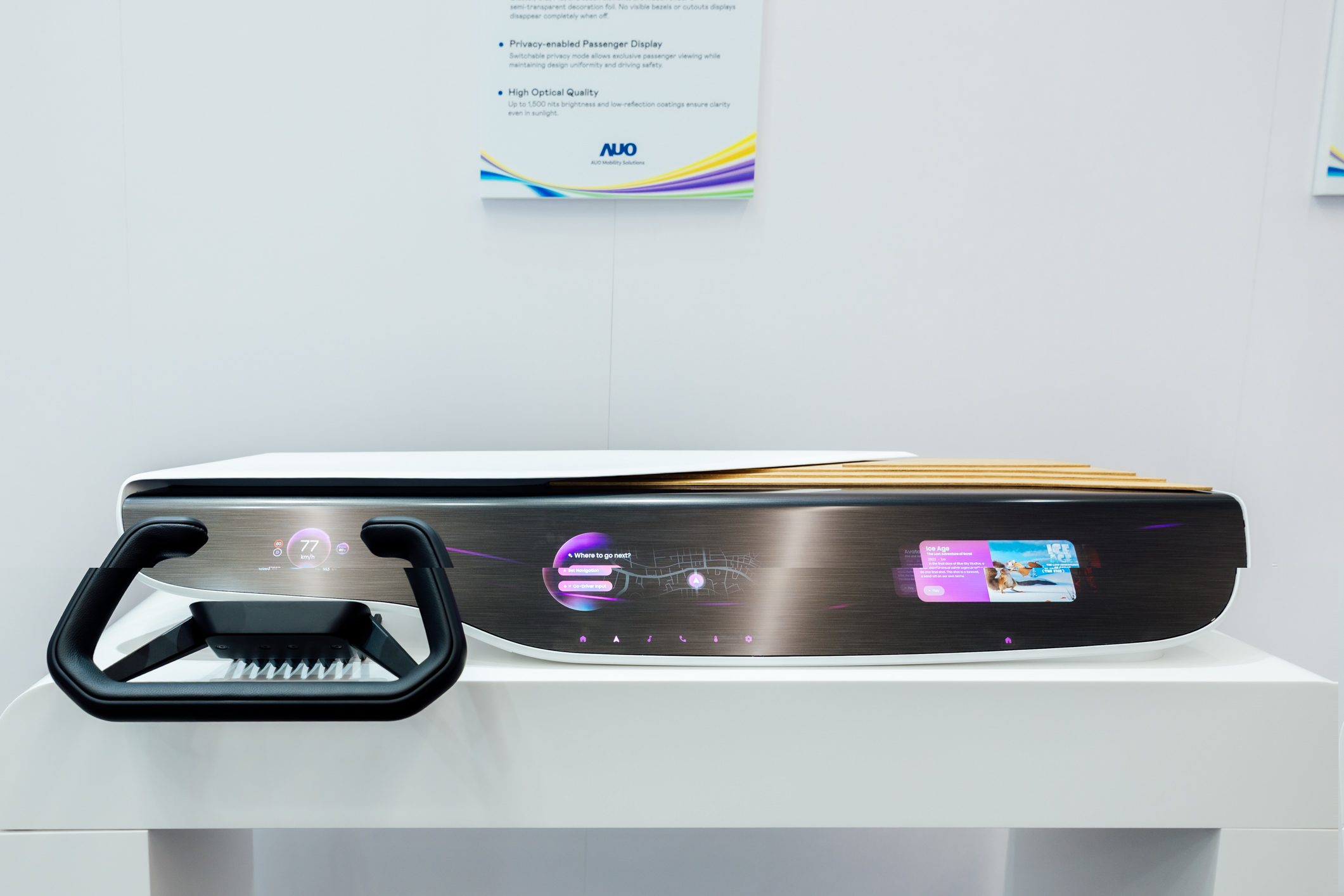 Horizon Intelligent Dash將儀表板、中控資訊顯示器及乘客資訊顯示器整合為一個無縫介面，營造端到端的一體化大尺寸顯示效果，並透過友達智慧移動所開發的網域控制器啟用AI驅動，支援訊號即時診斷與智慧空調控制。